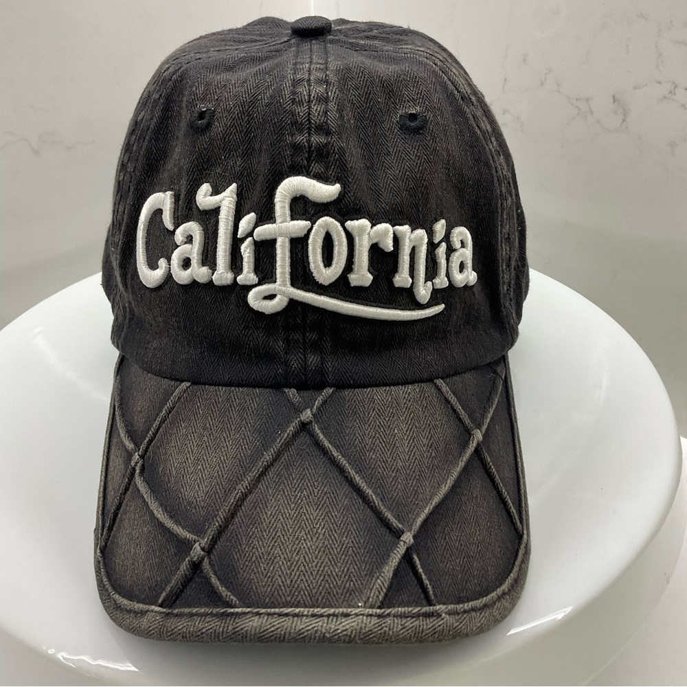 California strapback embroidered hat with 3D details